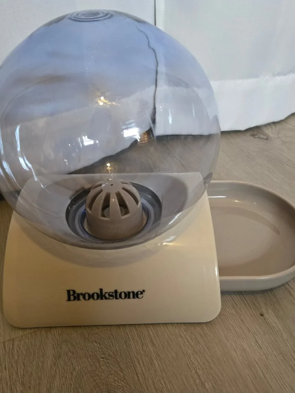 NWT - Gravity pet water dispenser